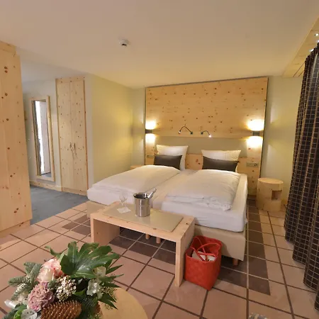 מלון Alpenhotel Fleurs De 4*