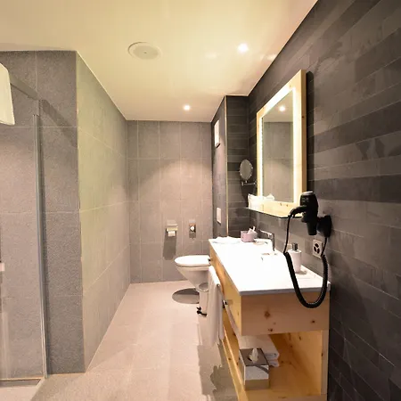 מלון Alpenhotel Fleurs De 4*